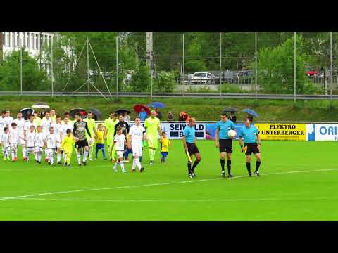 Einlauf-Kinder vom SV Kuchl