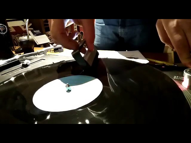 Vídeo relacionado con Cepillo Antiestático de Fibras de Carbono de Limpieza de Discos de Vinilo - Am Clean Sound Vinyl Brush