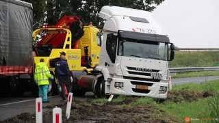 preview picture of video 'Vrachtwagen geschaard op de A27 R Afrit 19 bij Oosterhout. Ongeval (2014-08-30)'