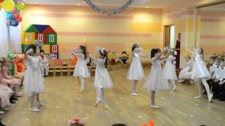 Смотреть онлайн Танец детей с колокольчиками в детском саду