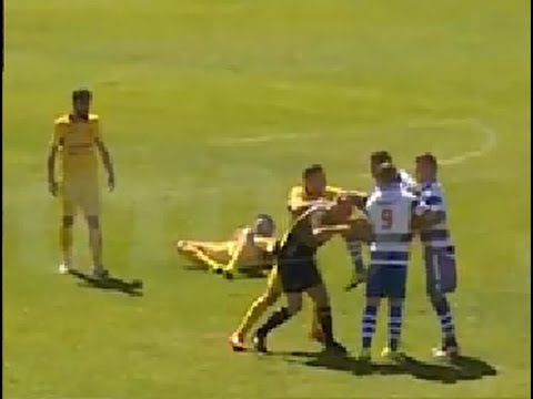 Un Jugador del Canelas 2010 mete un Rodillazo al Arbitro! LAMENTABLE!