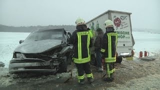 preview picture of video 'Unfall mit mehreren verletzten Personen auf der S 289 nahe Neumark /Vogtland 27.10.2012'