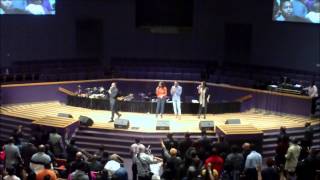 Vashawn Mitchell-Worship Medley!!!(A MUST SEE)
