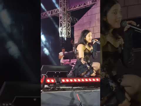Yasmin Mendes cantando Eu sei de cor em Hopi Hari