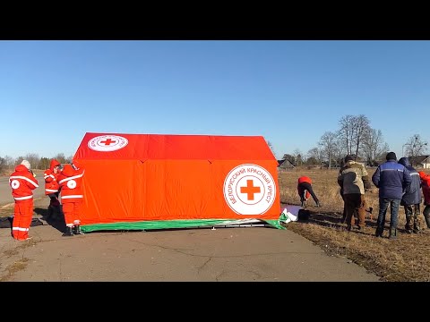 Импровизированный пункт первой помощи установлен на белорусско-украинской границе видео