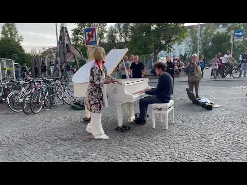 Girl joins me at PUBLIC PIANO and sings „ZOMBIE“ by The Cranberries