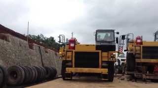 preview picture of video 'Unloading CAT 773E Off-Highway Truck'