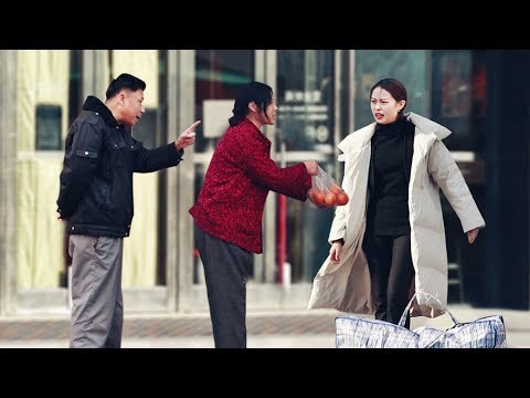 農村媽媽進城找女兒遭嫌棄，旁邊大叔一句話點醒了女兒