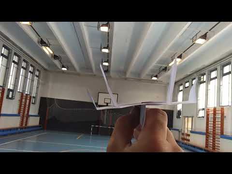 The amazing flight of the "STAR WARS TRANSFORMERS" paper airplane