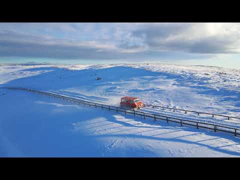 美ヶ原の雪原を走る雪上車
