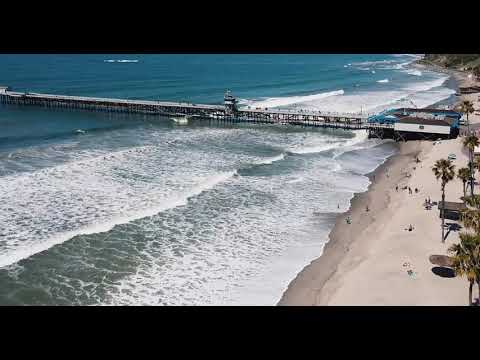 Imaxe de drones do peirao de San Clemente e dos surfistas