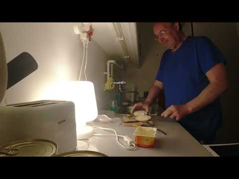 MongoTV_12556 - Min Frokost - Rugbrød Med Leverpostej og Bolle Med Ost