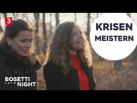 Video Thumbnail: Sarah Bosetti spricht mit Luisa Neubauer über Krisen, Alter und Jugend | BOSETTI LATE NIGHT