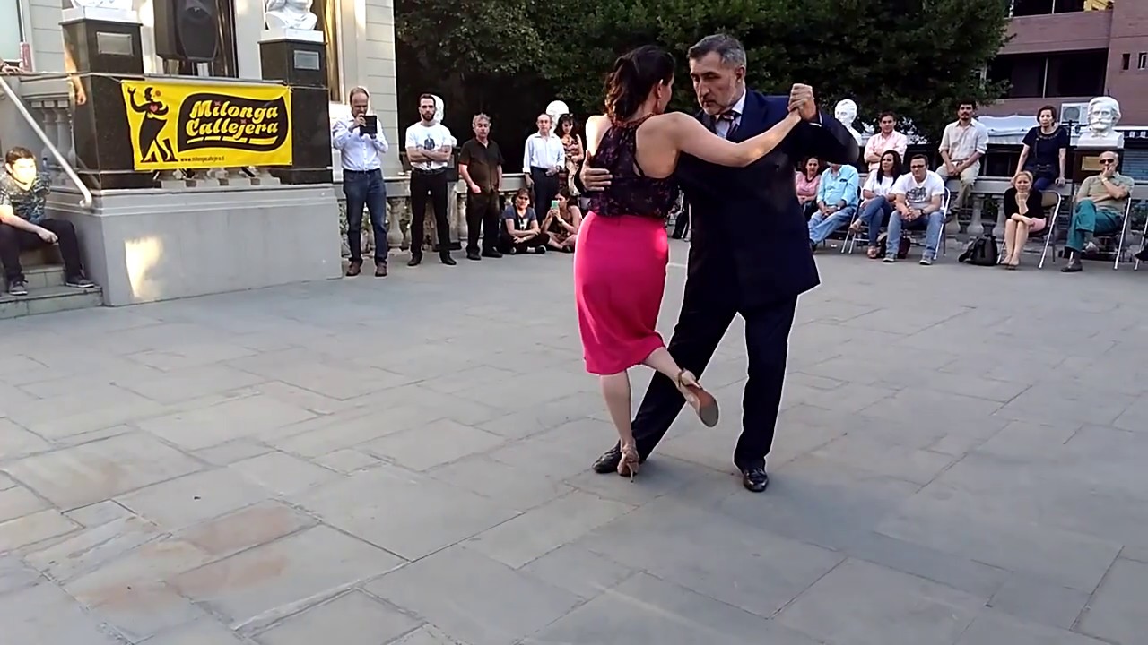 Olvídame (D'Arienzo - Echagüe) Paulina Cazabón Y Jose Luis Gonzalez en Milonga Callejera 25/nov/17
