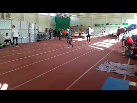 Grant Holloway rajtolása egy gátra