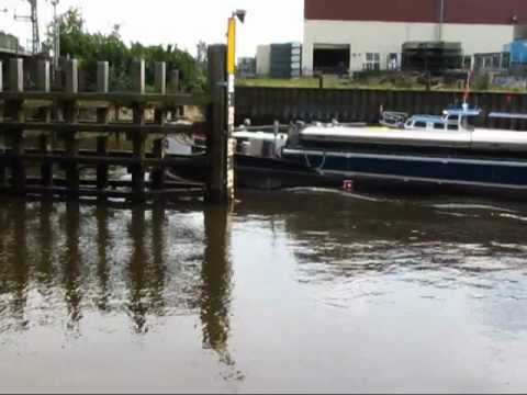 Vorbeifahrt Binnenschiff Animo GMS 02319464 unter Eisenbahnbrücke Oldenburg