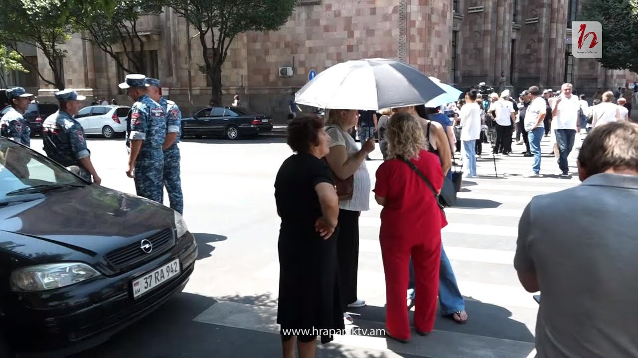 #Ուղիղ․ Լարված իրավիճակ՝ կառավարության դիմաց