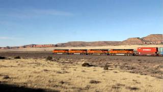 preview picture of video 'BNSF Westbound stack train at track speed, Thoreau, New Mexico'