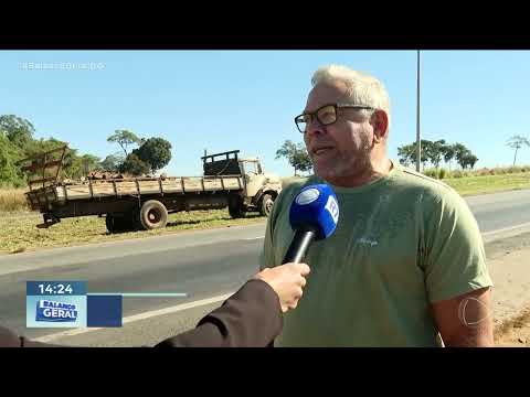 Motorista de van morre em batida com caminhão