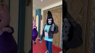 Meeting Johnny from Sing! 🦍 #sing #illumination #universalstudios #shorts