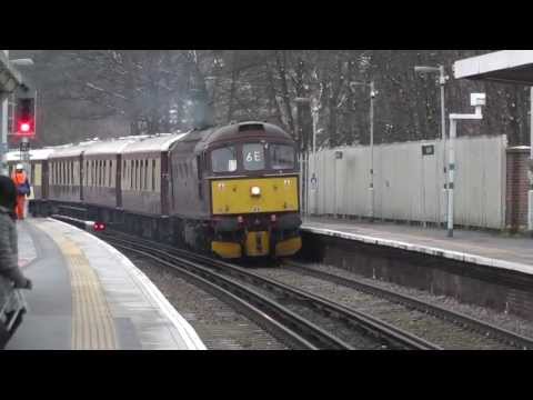 (HD) WCRCs 33207 'Jim Martin' Powers Through Tulse hill 14/1/13 Workinbg 5Z33 Pullman Coaches