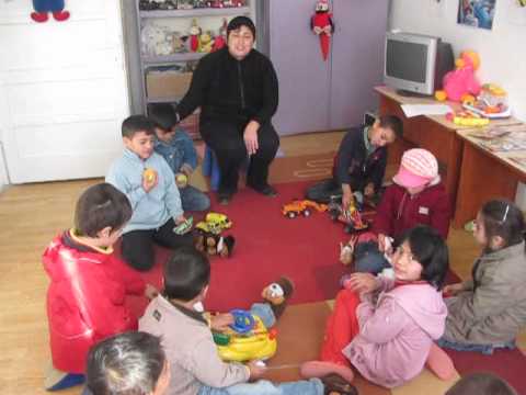 invatatoarea anisoara poplacean si copiii din prislop 2   sibiu adevarul ro