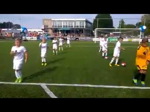 ATC '65 spelers geven demo met Minisoccerbal