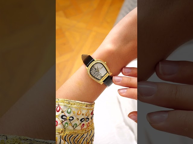 ساعة نسائية فاخرة بتصميم حدوة ذهبية من Cerena