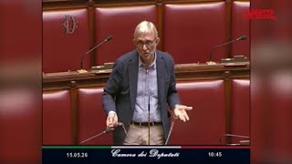 Giachetti si ammanetta in Aula, la protesta alla Camera: così lo stallo della Commissione di Vigi...