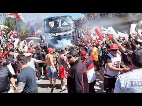 "Los Borrachos Del Tablon en El Monumental alentando a los jugadores rumbo a La Bombonera!" Barra: Los Borrachos del Tablón • Club: River Plate