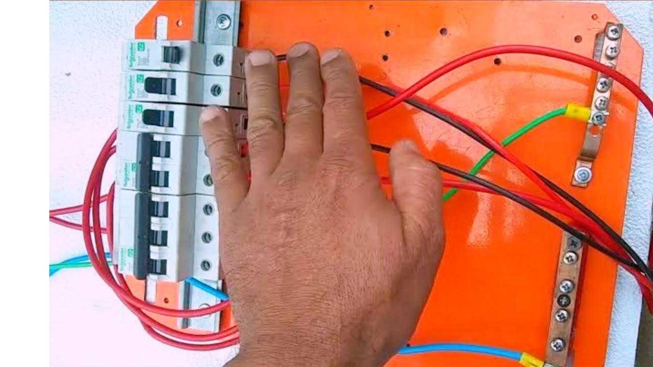 Como sabe se um disjuntor está desarmando por sobrecarga ou  curto circuito