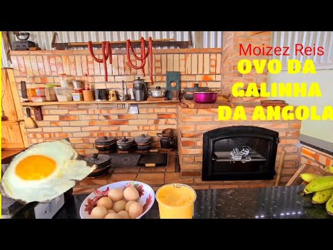 Ovo de galinha da angola fogão a lenha