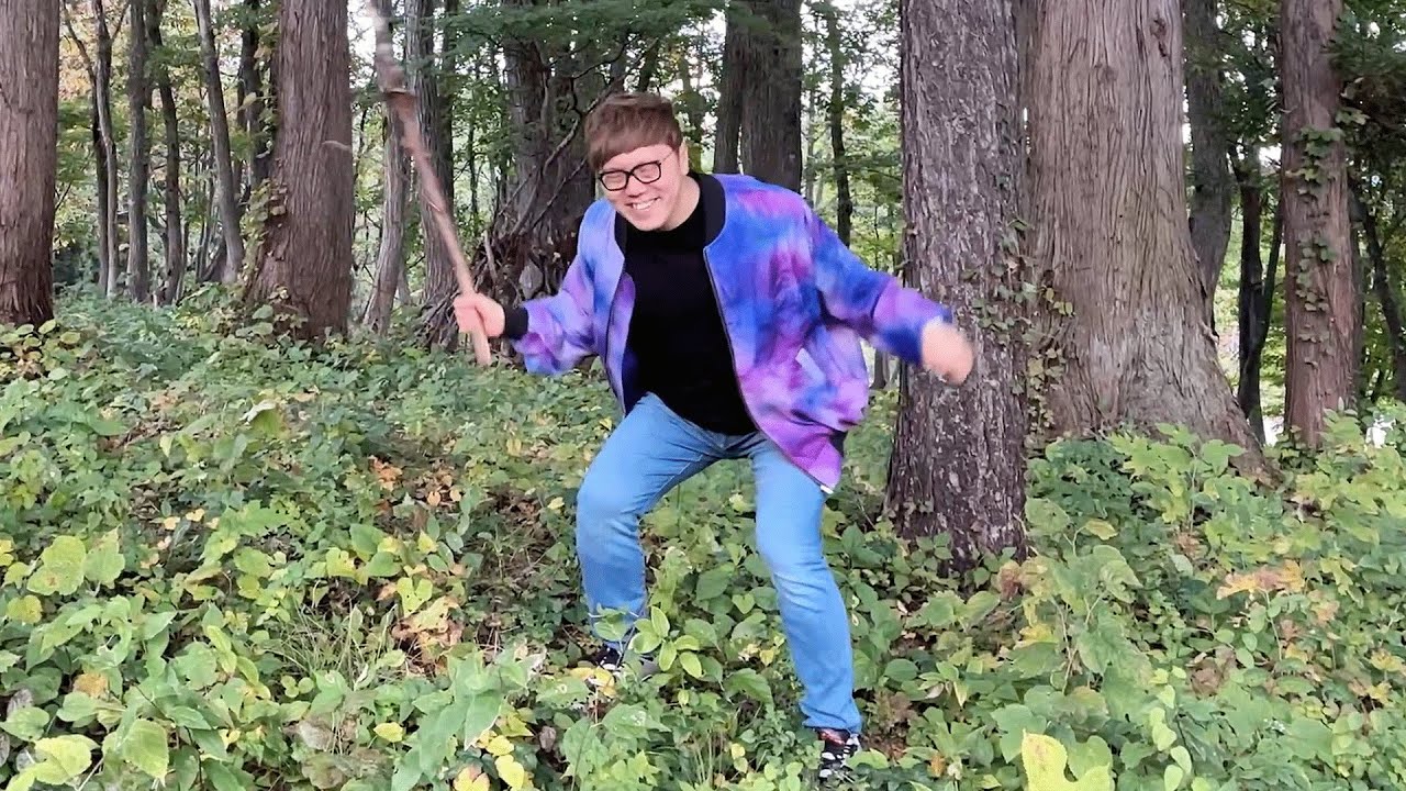 大自然の森林に感動する心の透き通った少年2023【4K】