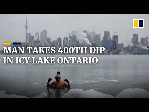 Καναδός διασκεδάζει βουτώντας καθημερινά στην παγωμένη λίμνη Οντάριο