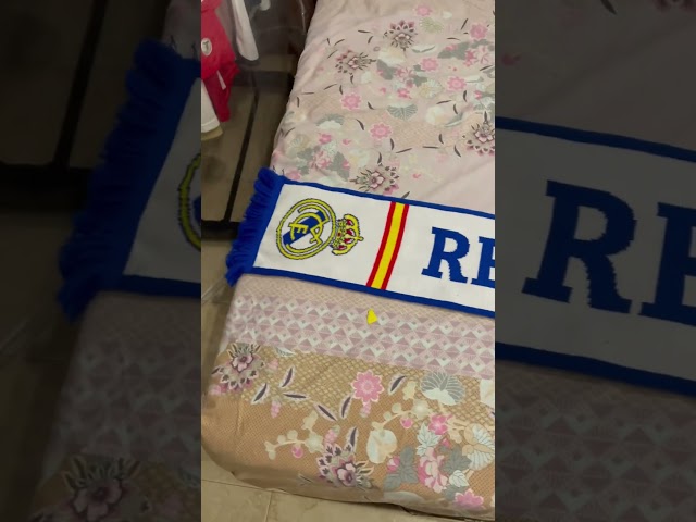 Vídeo relacionado con Bufanda Doble Real Madrid CF- Color Blanco y Naranja (Producto Oficial Licenciado)