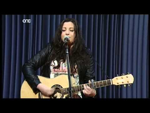 Dana McKeon performs on The Saturday Night Project