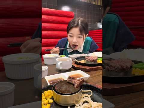 ご飯を食べヨ♪お肉食べたらパンチングマシーン👊雷さんは最高記録でた