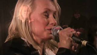 Louise Hoffsten sjunger låten Komposten