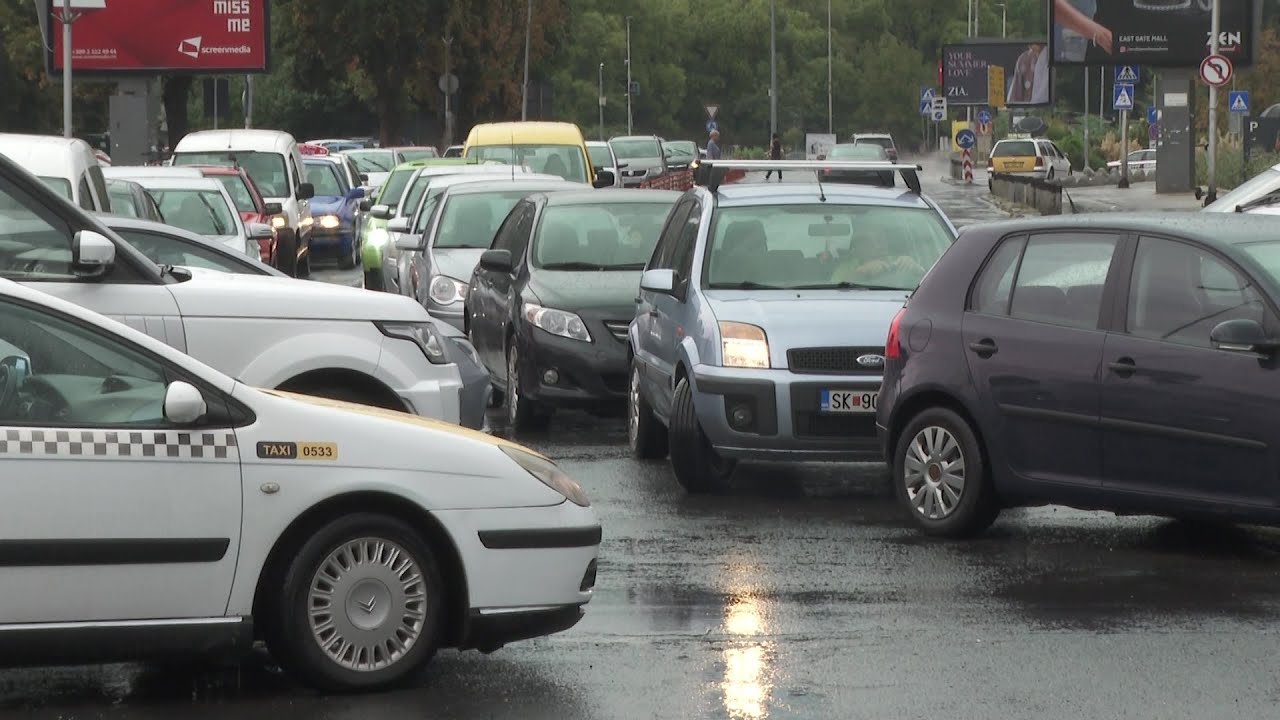 По обилните врнежи скопје со поплавени улици, колабиран сообраќај