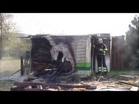 Damwâldster brandweer blust brandend hout in opslagcontainer in Driezum