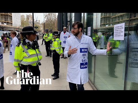 XR: climate protesters enter Shell HQ and scientists glued to government building