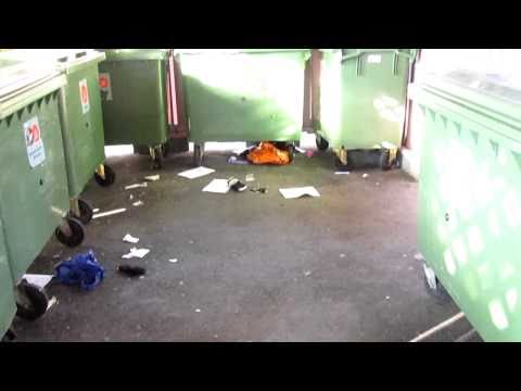 Skräpigt soprum på Utgårdsvägen Brf Runstenen