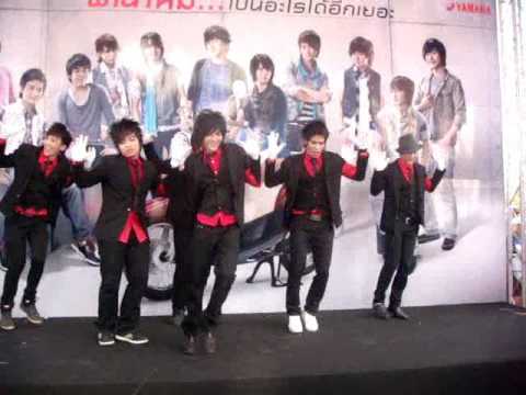 ULZZang Dance cover "Dangerous Pajama" @Yamaha booth SM Town BKK 07/02/09
