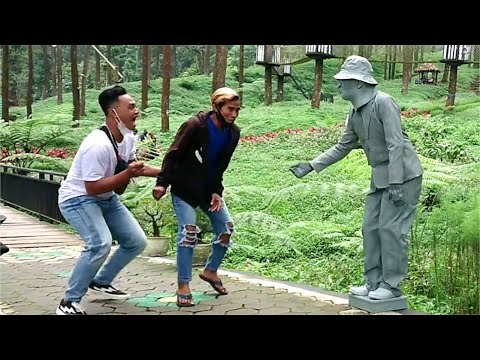 patung-pargoy-statue-prank-very-funny