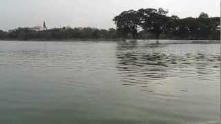 preview picture of video 'Boat Ride along Ulsoor Lake'