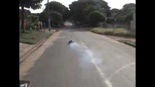 preview picture of video 'acidente em LOANDA,carro vai parar em baixo de outro.'
