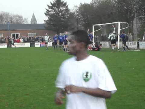 Nou staat die paal nog schever. (MVV'58 - Tricht)  12-11-2011