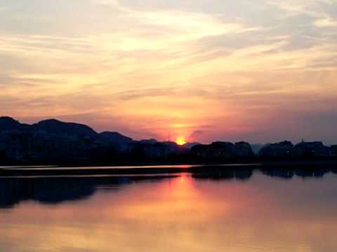 Perendimi i diellit nga liqeni