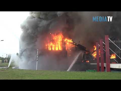 Spectaculair: brandweer redt vrouw uit brandend pand