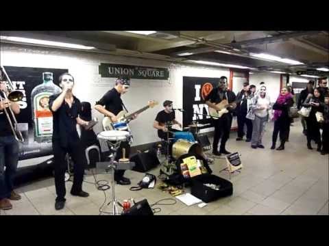 Greatest Band in NYC Subway on Halloween - Dance Music - Musica para GOZAR!